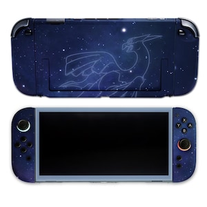 K&ouml;nnte beinhalten: Eine marineblaue Nintendo Switch-Konsole und -Dockingstation mit einem Sternennacht-Design und einer wei&szlig;en Umrisszeichnung eines Fabelwesens. Die Konsole hat einen schwarzen Bildschirm und blaue Akzente auf den Controllern.