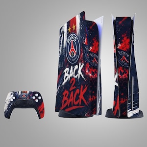Puede incluir: Un conjunto de consola de juegos y mando con temática del Paris Saint-Germain. El diseño incluye un esquema de colores azul oscuro, rojo y blanco con el logotipo del Paris Saint-Germain, dos estrellas doradas y el texto BACK 2 BACK en rojo.