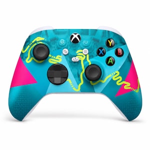 Könnte beinhalten: Ein kabelloser Videospiel-Controller mit einer leuchtend blauen Basis, verziert mit einem geometrischen Muster aus neonpinken Dreiecken und geschwungenen lindgrünen Linien. Das Gerät verfügt über schwarze Analogsticks, ein Steuerkreuz und vier Tasten.