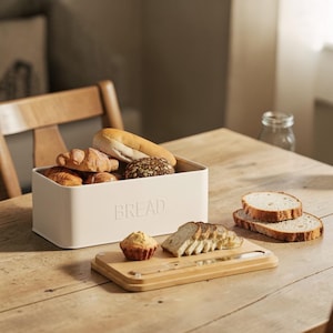 Puede incluir: Un letrero de madera rústica con el texto "Welcome to our home" en letras blancas. El letrero presenta un acabado envejecido y un diseño simple y acogedor, ideal para un porche o entrada.