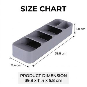 Puede incluir: Un organizador de cubiertos de pl&aacute;stico gris con cuatro compartimentos. Las dimensiones del producto son 39,8 x 11,4 x 5,8 cm. La imagen incluye el texto "SIZE CHART" y "PRODUCT DIMENSION".