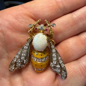 Broszka z pszczołą z 18-karatowego złota, opal, diamenty, rubiny, detale emaliowane, biżuteria z dziedzicznego majątku