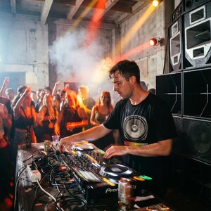 Vintage 808 Heartbeat Shirt - Analog Drum Machine Producer Gift - TR-808 Speaker Design