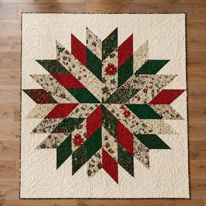 Peut inclure: Une courtepointe carrée présentant un motif d'étoile centrale composé de pièces de tissu en forme de losange, en rouge uni, vert foncé uni et tissu crème avec un imprimé floral de poinsettias rouges et verts sur fond crème.