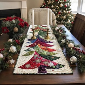 Può includere: Un'ambientazione festosa per la tavola di Natale con un runner trapuntato a forma di albero colorato. Il runner presenta varie tonalità di rosso, verde e viola. Due candelabri in ottone con candele bianche sono posizionati sul runner. Il tavolo è decorato con ghirlande e ornamenti.