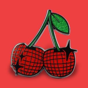 Szpilka z emalii Disco Cherries • Brokatowa szpilka z wiśnią - Odznaka retro z lat 70. - Uroczy prezent owocowy - Funky Party Pin - Błyszcząca szpilka