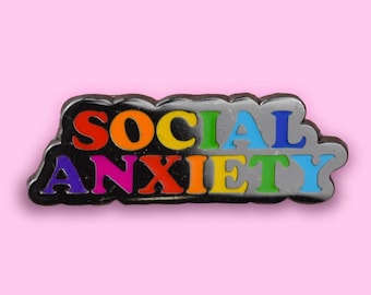Pin esmaltado sobre ansiedad social • Pin arcoíris para la salud mental • Regalo de autocuidado para introvertidos • Insignia de solapa para personas ansiosas pero adorables