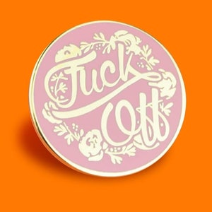 Pin floral «Fuck Off» • Pin rosa dorado con letra cursiva • Pin divertido con palabrotas • Pin kawaii pastel • Regalo floral atrevido