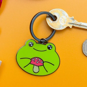 Frosch & Pilz Schlüsselanhänger | Harte Emaille Nickelfreie Schlüsselanhänger | Grüner Frosch Kawaii Cottagecore Fliegenpilz Frogcore