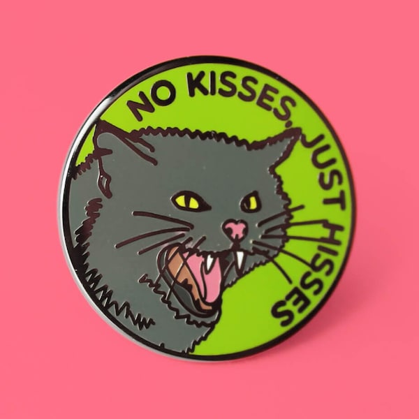 Keine Küsse, nur Hisses Emaille Pin | Nickelfreie Hartemaille-Brosche | Süßes lustiges Geschenk, Katzenliebhaber, wütende Katze, frecher feministischer Badass