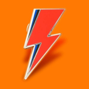 Épingle en émail inspirée de Bowie • Glam Aladdin Sane Ziggy Stardust, icône du rock des années 70 • Cadeau pour les fans de musique Vintage rétro