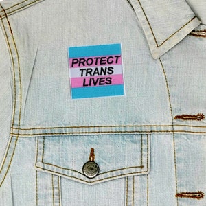 Toppa ricamata "Proteggi le vite trans" • Toppa dell'orgoglio LGBTQ+ • Slogan della bandiera trans • Toppa da stirare o cucire • Regalo per i diritti queer immagine 3