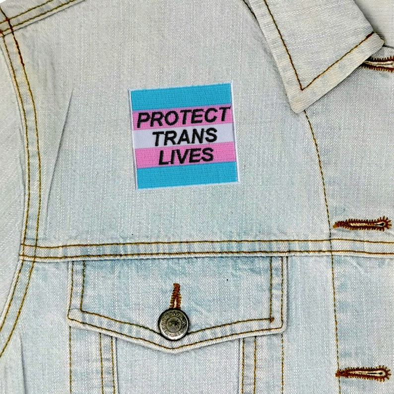 Toppa ricamata "Proteggi le vite trans" • Toppa dell'orgoglio LGBTQ+ • Slogan della bandiera trans • Toppa da stirare o cucire • Regalo per i diritti queer immagine 3