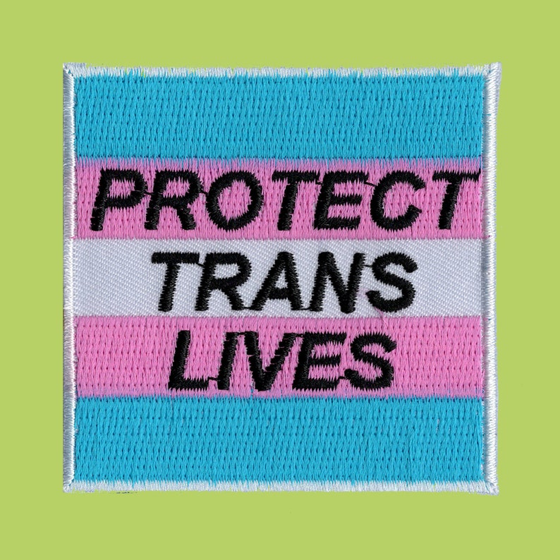 Toppa ricamata "Proteggi le vite trans" • Toppa dell'orgoglio LGBTQ+ • Slogan della bandiera trans • Toppa da stirare o cucire • Regalo per i diritti queer immagine 5