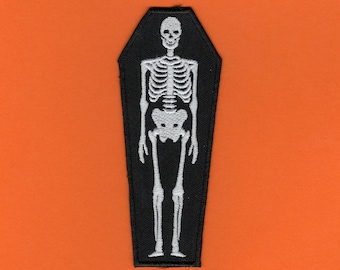 Broderad lapp med skelettkista • Gotisk Halloween-lapp • Stryk- eller sy-på-lapp med häxa och ockult död • Spöklik present till goth-fans