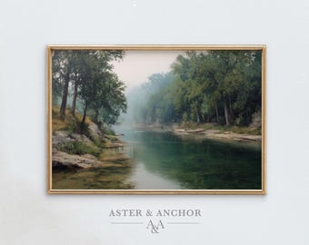 Könnte beinhalten: Gerahmtes Landschaftsgemälde, das eine ruhige Flussszene zeigt. Das Kunstwerk hat einen goldenen Rahmen, grüne Bäume säumen die Ufer und eine neblige Atmosphäre. Das Wasser spiegelt den Himmel und die Bäume wider und erzeugt eine natürliche Ansicht. Der Text "ASTER & ANCHOR" befindet sich unten.