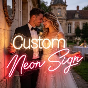 Könnte beinhalten: Ein Leuchtschild mit den Worten "Custom Neon Sign" in Weiß und Rot. Das Schild wird von einem Paar in formeller Kleidung gehalten, mit einem Schloss im Hintergrund. Das Schild ist beleuchtet.