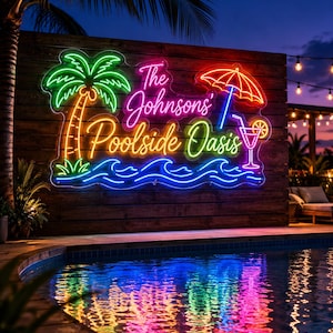 Könnte beinhalten: Ein individuelles Neon-Schild mit dem Text "The Johnsons' Poolside Oasis" in einer lebendigen Farbdarstellung. Das Schild zeigt eine Palme, Wellen, einen Cocktail und einen Sonnenschirm. Das Schild ist an einer Holzwand in der Nähe eines Pools angebracht.