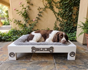 Lit pour chien avec prénom personnalisé, plate-forme en bois surélevée, coussin en peluche gris