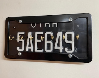Porta-chaves com gancho para placa de carro, personalizado para garagem ou espaço masculino, ideal para entusiastas de carros.