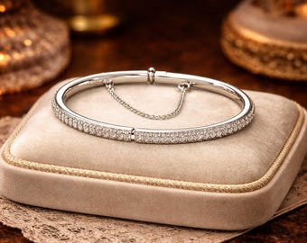 Bracelet jonc articulé ton sur ton avec rebord en cristal