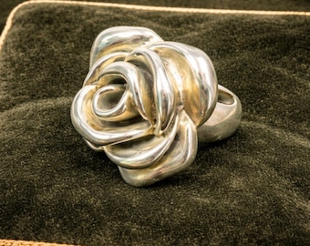 Bague rose argentée sculptée
