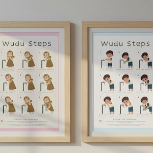 Puede incluir: Dos láminas enmarcadas con el título "Wudu Steps", que ilustran los pasos de la ablución islámica. Una lámina muestra a una mujer, la otra a un niño, cada uno demostrando los pasos. Los marcos son de madera clara.
