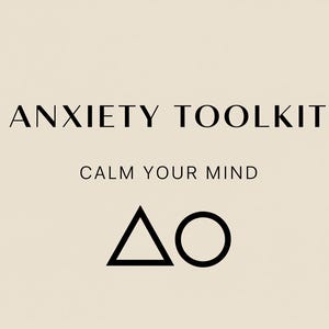 Könnte beinhalten: Beige Grafik mit den Worten „ANXIETY TOOLKIT“ in einer Serifenschrift. Darunter steht der Text „CALM YOUR MIND“. Ein Dreieck und ein Kreis befinden sich unter dem Text.
