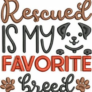 Può includere: Un disegno ricamato con le parole "Rescued is MY FAVORITE breed" in filo marrone, nero e rosso. Il disegno include una faccia di cane dei cartoni animati e impronte di zampe, su sfondo bianco.