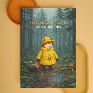 Könnte beinhalten: Illustration eines Fuchses in gelbem Regenmantel und Hut in einem Wald. Der Text lautet: „Es gibt kein schlechtes Wetter, nur schlechte Laune“, was bedeutet: „Es gibt kein schlechtes Wetter, nur schlechte Laune“.