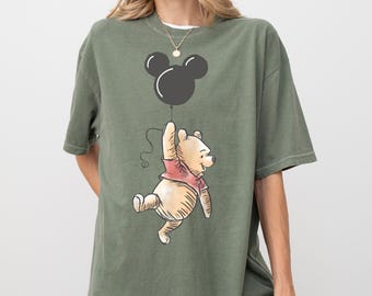 Comfort Colors レトロ くまのプーさん 風船付きシャツ、プーさんと仲間たちのTシャツ、ディズニー プーさんTシャツ、家族旅行のお揃いクルーネック