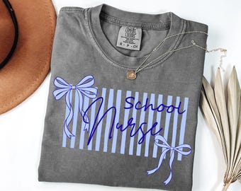 Comfort Colors ストライプ スクールナースシャツ、スクールナース ストライプTシャツ、新学期用ナースTシャツ、スクールナースデーお揃いクルーネック