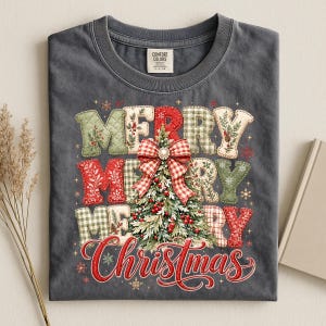 Comfort Colors Coquette Weihnachtsshirt, T-Shirt mit Weihnachtsbaum-Imitat, kariertes Weihnachtsshirt mit Schleife, festliches T-Shirt im Preppy-Stil