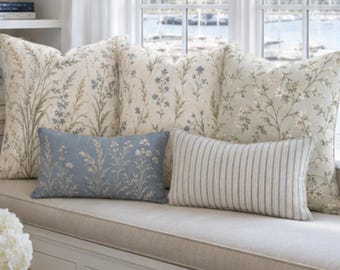 Kissenbezug im Küstenstil, Kissenbezug mit blauen Wildblumen, Dekoration im Hamptons-Stil, botanische Zierkissen, sanfte Wohnaccessoires im Küstenstil