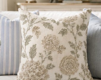 Kissenbezug mit neutralem Hortensienmuster im Cottagecore-Stil, inspiriert von Designern, mit Hortensienmotiv, für ein stilvolles und luxuriöses Zuhause