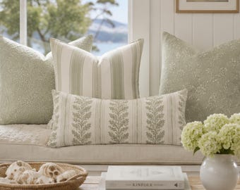 Kissenbezug mit Küstenstreifen in Salbeigrün, weiches Dekokissen in Salbeigrün, Designer-inspirierte Dekoration, Kissen im Hamptons-Cottage-Stil, neutrales grünes Kissen