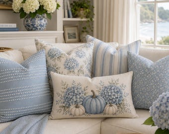 Designer-inspirierter Kissenbezug mit blauem Kürbis- und Hortensienmuster, herbstliches Dekokissen im Küstenstil, Hamptons-Stil, blauer Herbstkissenbezug