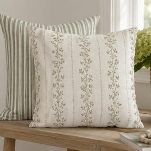 Funda de cojín a rayas florales color salvia, estilo cabaña costera, funda de cojín estilo Hamptons, inspirada en Nancy Meyers. Cojín decorativo botánico verde salvia.