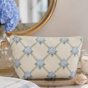 Neceser de maquillaje con estampado de hortensias, neceser cosmético estilo casa de campo costera, bolsa de viaje con estampado de hortensias azules, regalo de lujo discreto para ella, accesorio estilo Hamptons.