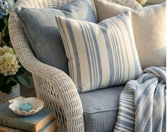 Kissenbezug im Küsten-Cottagecore-Stil, blau-cremefarben gestreiftes Kissen, Dekokissen im Küsten-Oma-Stil, Kissen im französischen Landhausstil, maritimes Dekokissen