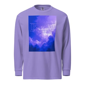 Logotipo de la ciudad de Barcelona. Camisa de manga larga de tejido grueso teñida en prenda. Estética de los años 80.