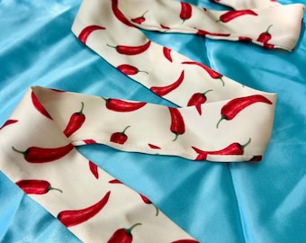 Pañuelo de seda para el cabello con estampado de chile rojo / Twilly de satén con estampado de jalapeño picante, corbata delgada y cinta para bolso.