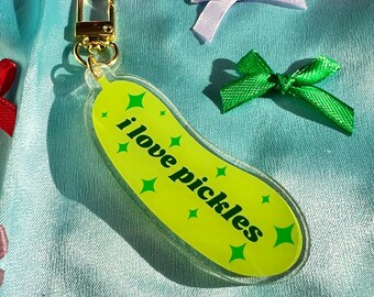 Glitter Pickle Bag Charm – Udda akrylnyckelringstillbehör, 2,5" handväskshänge
