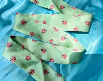 Lenço de cabelo em cetim sedoso com estampa de joaninha fofa - Laço fino para o pescoço, ideal para a primavera - Perfeito para bolsas - Acessório de cabelo para meninas na primavera