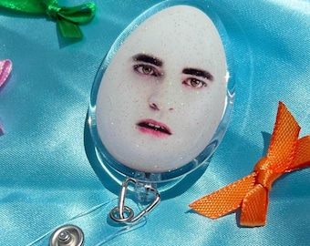Portatarjetas retráctil con purpurina de Eggward Cullen de Crepúsculo - Divertido portatarjetas con forma de huevo de Robert Pattinson - Clip retráctil brillante para fans de Crepúsculo