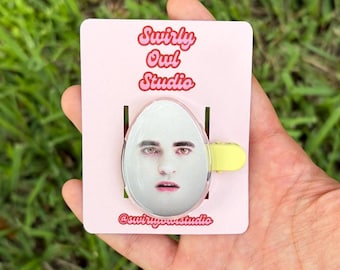 Eggward Cullen 2 i glitter akryl hårspänne - Rolig Twilight Meme hårspänne - Nyhet Eggward Cullen ägg håraccessoar