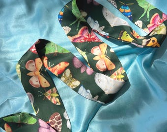 Whimsigoth Sciarpa per capelli in raso con stampa falena - Fascia sottile verde scuro per capelli da donna - Grazioso nastro per capelli - Accessorio per cravatta/borsa in stile cottagecore