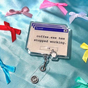 Divertente porta badge glitterato con errore informatico retrò Y2k - porta badge per dipendenti dal caffè - accessorio divertente per ingegneri e infermieri