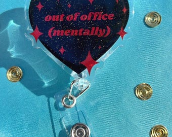 Portatarjetas de identificación con mensaje "Fuera de la oficina mentalmente" / Clip de identificación con forma de corazón de epoxi brillante, cordón gótico