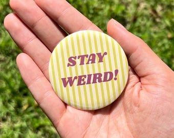 Stay Weird 2,25 tums knappnål - Retro randig Y2K estetisk knappnål - Söt whimsy badge - Alternativ indie ryggsäcksnål